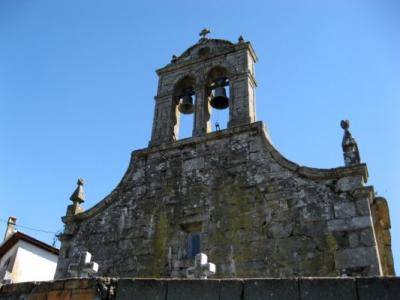 NOTICIA DE LA REGION  La iglesia de Cerdedelo combate la humedad